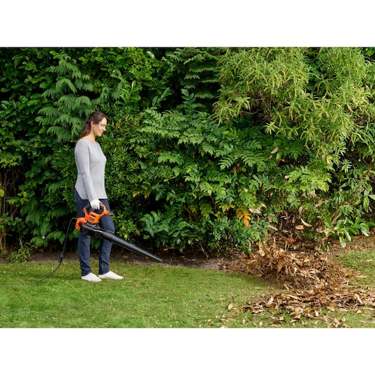 BLACKDECKER BEBLV301 bladblazer in gebruik voor het verwijderen van bladeren van het gazon in de tuin.
