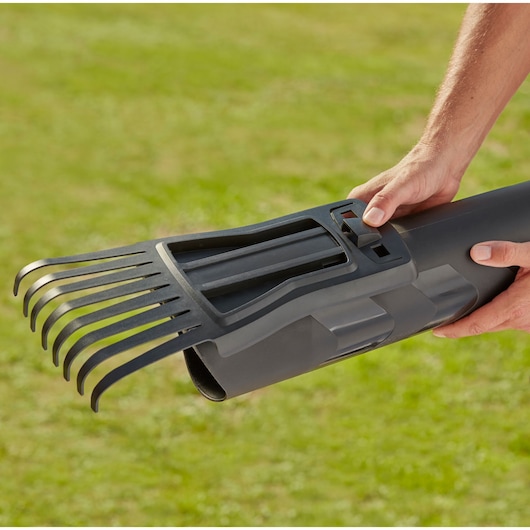 BLACKDECKER BEBLV301 bladblazerbuis met harkaccessoire buiten vastgehouden.
