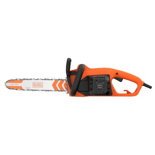 Une tronçonneuse électrique BLACK+DECKER avec un corps orange et noir, présentant un guide-chaîne et une chaîne de 14 pouces (35 cm). La tronçonneuse est montrée de côté sur un fond blanc.