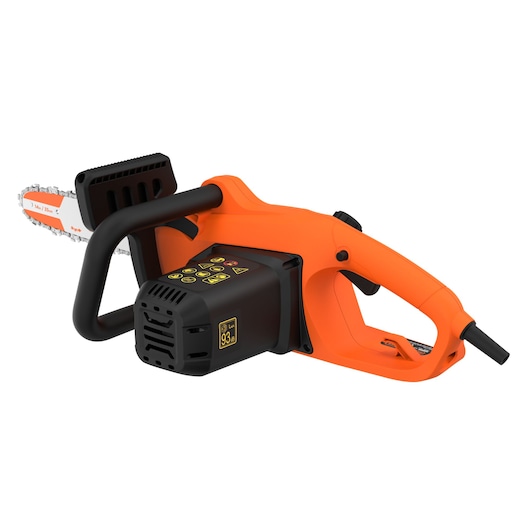 Image en gros plan d'une tronçonneuse électrique orange et noire avec une lame visible et un protège-main de sécurité.
