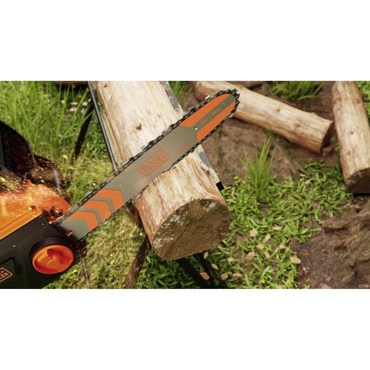 BLACKDECKER elektrische kettingzaag BECS1835 zaagt buitenshuis door een stam, met ketting en houtsnippers.