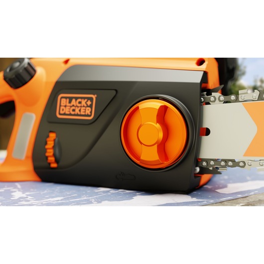 Gros plan sur la tronçonneuse BLACKDECKER BECS2040 avec bouton tendeur orange, lame et poignée partielle.