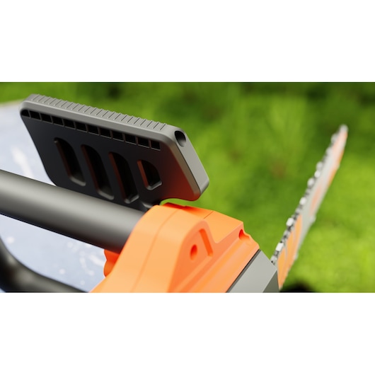 Gros plan sur la poignée et le guide de chaîne de la tronçonneuse BLACK+DECKER BECS2040 orange et noire, fond extérieur.