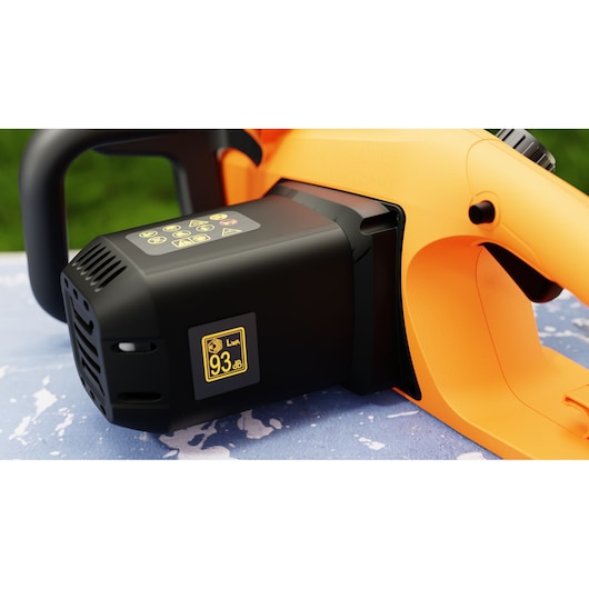 Vue latérale rapprochée de la poignée et du moteur de la tronçonneuse BLACK+DECKER BECS2040 orange et noire avec étiquette de niveau sonore.