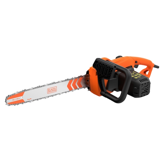 Foto van BLACK+DECKER BECS2245 elektrische kettingzaag met oranje en zwarte behuizing, zichtbare zaagblad en ketting, witte achtergrond.