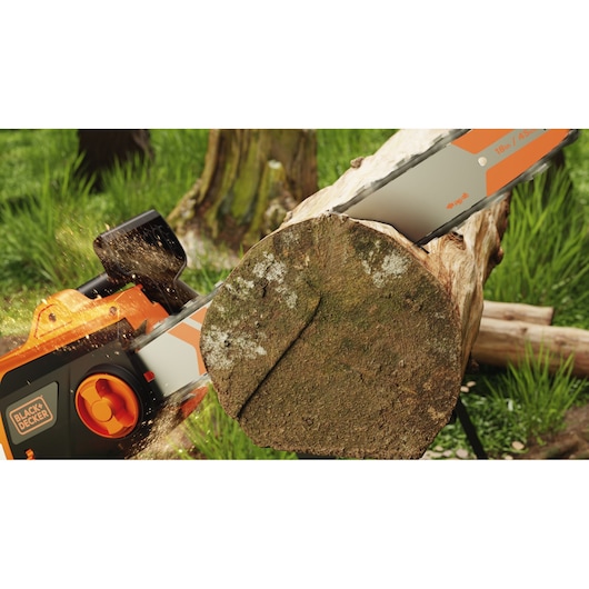 Foto van BLACK+DECKER BECS2245 kettingzaag die buiten een dikke boomstam zaagt, met zaagsel dat wegvliegt.