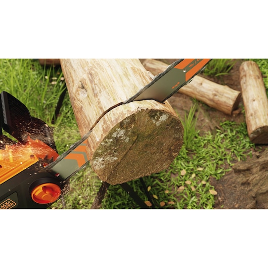 BLACKDECKER BECS2245 kettingzaag zaagt door een grote boomstam buiten, close-up van het blad en zaagsel.