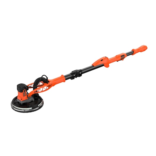 Een BLACK+DECKER elektrische wandschuurmachine met lange steel in oranje en zwart, ontworpen voor het schuren van muren en plafonds, met een uitschuifbare steel en een ronde schuurschijf.