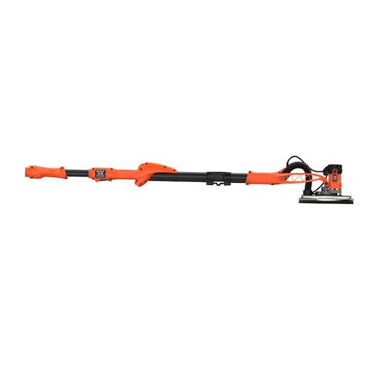 Een uitschuifbare elektrische gipsplaat schuurmachine van BLACK+DECKER met een oranje en zwart ontwerp, getoond in zijaanzicht. Het gereedschap heeft een ronde schuurkop, een lange verstelbare steel en een aan/uit-schakelaar, ontworpen voor het gladmaken van muren en plafonds.