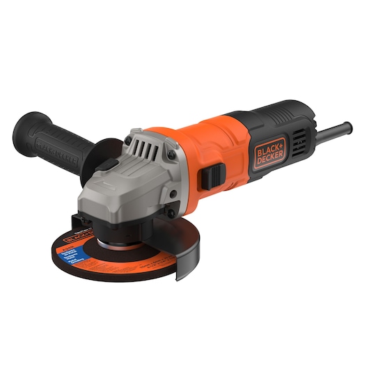 Een BLACK+DECKER elektrische haakse slijper met een oranje en zwarte behuizing, een zijhandgreep en een beschermkap rond de slijpschijf.