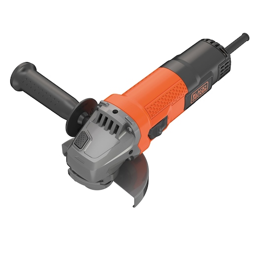 Een BLACK+DECKER elektrische haakse slijper met een oranje-zwarte behuizing, een zijhandgreep en een beschermkap rond de slijpschijf.