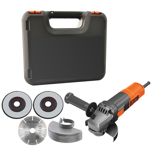 Een BLACK+DECKER haakse slijper set met een oranje-zwarte haakse slijper, een zwarte draagkoffer, twee slijpschijven, één snijschijf, een beschermkap en een zijhandgreep.