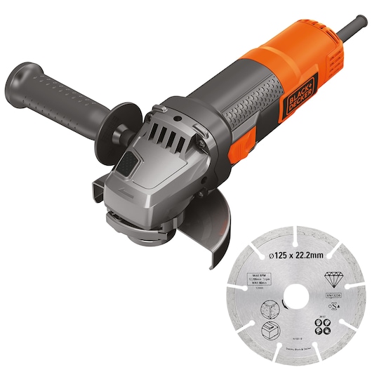 Een BLACK+DECKER elektrische haakse slijper met ergonomische handgreep wordt getoond naast een 125mm snijschijf. De slijper heeft zwarte en oranje kleuren en de schijf is voorzien van specificaties.