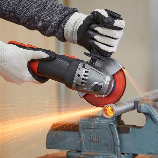 BLACKDECKER BEG220KA5 haakse slijper snijdt metalen buis, close-up actiefotografie.