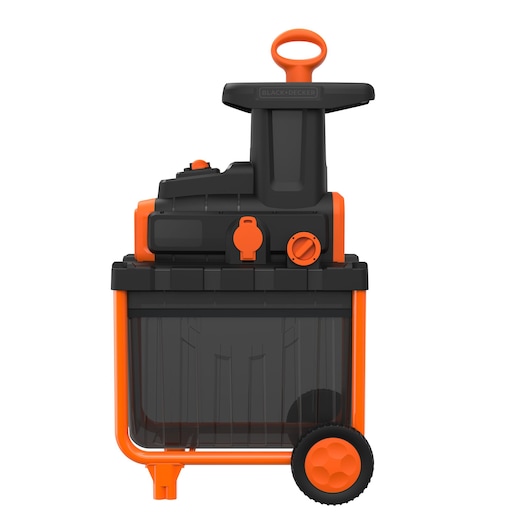Een BLACK+DECKER tuinhakselaar met een zwart-oranje ontwerp, voorzien van een grote plastic opvangbak en wielen voor gemakkelijk verplaatsen.