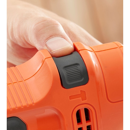 BLACKDECKER BEH200K perceuse en gros plan affichant le bouton noir texturé et le boîtier orange.