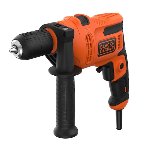 Een oranje en zwarte elektrische boormachine met een zijhandgreep, met het BLACK+DECKER-logo, bedoeld voor klus- en bouwwerkzaamheden.