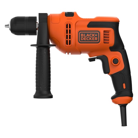 Een BLACK+DECKER elektrische boormachine met een oranje en zwart lichaam, zijhandgreep en snoeraansluiting. De boormachine wordt in profiel getoond op een witte achtergrond.