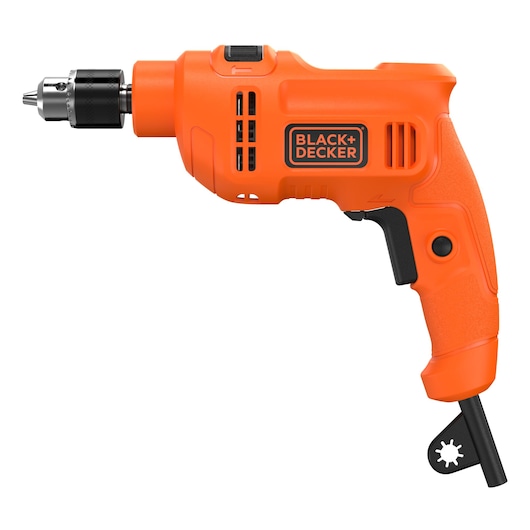 Een oranje BLACK+DECKER elektrische boormachine met een zwarte boorkop en ergonomische handgreep, afgebeeld tegen een witte achtergrond.