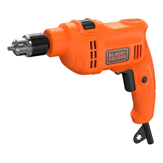 Een oranje BLACK+DECKER elektrische boormachine met pistoolgreep en een snoer voor stroomvoorziening. De boormachine heeft een sleutelboorkop en ventilatiesleuven op de behuizing.