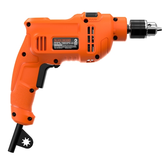 Een oranje BLACK+DECKER elektrische boormachine met een snoer, vanaf de zijkant getoond op een witte achtergrond.