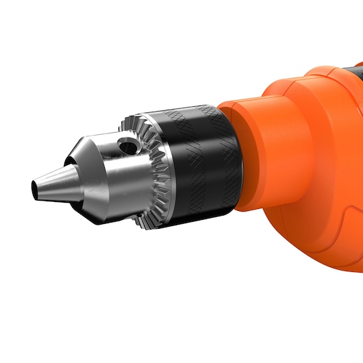 Close-up van een oranje en zwarte elektrische boormachine, met de focus op de metalen, sleutelvrije boorkop.
