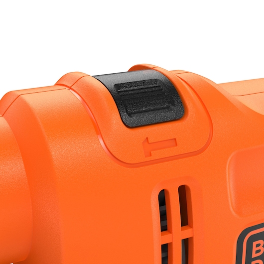 Close-up van de oranje BLACK+DECKER BEH450 elektrische gereedschap met een zwarte schakelaar en een pijlaanwijzer op de behuizing.
