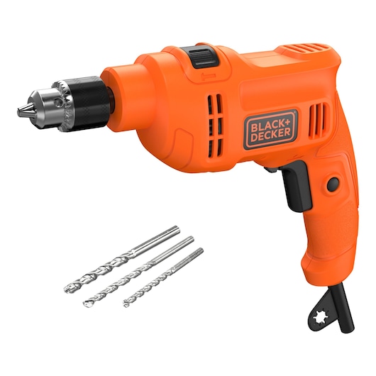 Oranje BLACK+DECKER elektrische boormachine met zwarte trigger en ventilatie, getoond naast drie metalen boorbits van verschillende maten.
