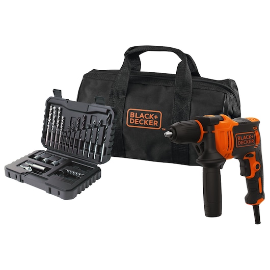 BLACK+DECKER set met een zwart-oranje elektrische boormachine, een zwarte gereedschapstas met het BLACK+DECKER logo en een open koffer met diverse boorbitjes en accessoires.