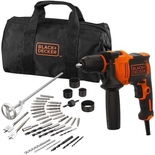 BLACK+DECKER boorset met een oranje en zwarte elektrische boormachine, verschillende boren en accessoires, meerdere gatenzagen, een mengstaaf en een zwarte stoffen draagtas met BLACK+DECKER logo.