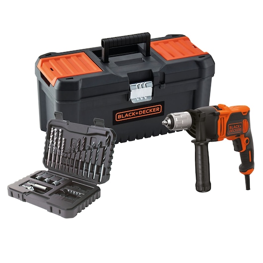 BLACK+DECKER boorset bestaande uit een zwart met oranje gereedschapskist, een elektrische boormachine en een open doos met diverse boren en accessoires.