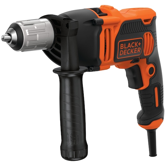 Een elektrische BLACK+DECKER boormachine met een ergonomisch zwart-oranje ontwerp, voorzien van een zijhandgreep voor extra controle en een metalen boorkop.