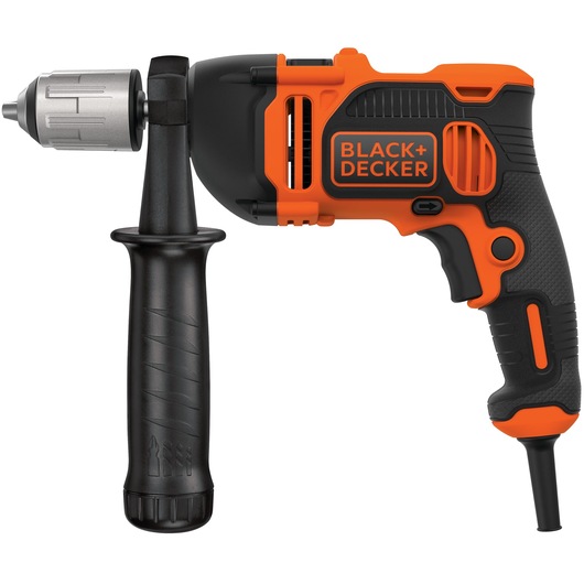 Een BLACK+DECKER elektrische boormachine met een ergonomische zwart-oranje handgreep en een zijgreep voor extra controle, getoond tegen een witte achtergrond.