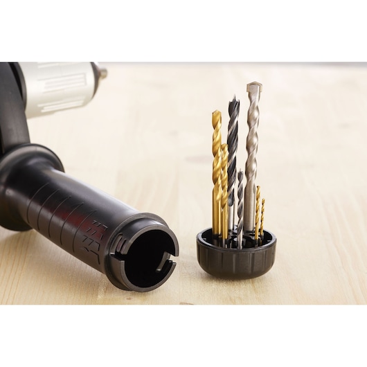 BLACKDECKER BEH850 poignée de perceuse et porte-accessoires avec forets assortis sur surface en bois clair, gros plan.