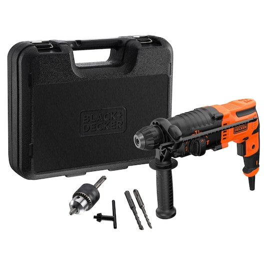 BLACK+DECKER hamerboor set met een oranje-zwarte elektrische hamerboor, een stevige zwarte draagkoffer, een boorkop met sleutel en twee boorbits.