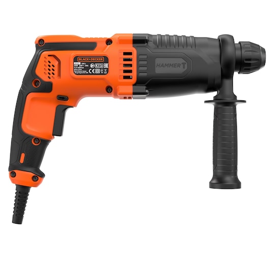 Een BLACK+DECKER snoerhamerboormachine met een oranje en zwart design, zijhandgreep en label zichtbaar aan de zijkant.