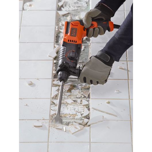 BLACKDECKER BEHS01K marteau rotatif burin retirant des carreaux blancs, photographié de dessus.