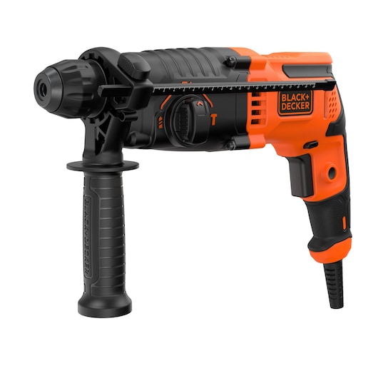 Een BLACK+DECKER gesnoerde klopboormachine met een zwart-oranje behuizing, een zijhandgreep voor stabiliteit en een verstelbare diepte-aanslag, ontworpen voor zware boorklussen.
