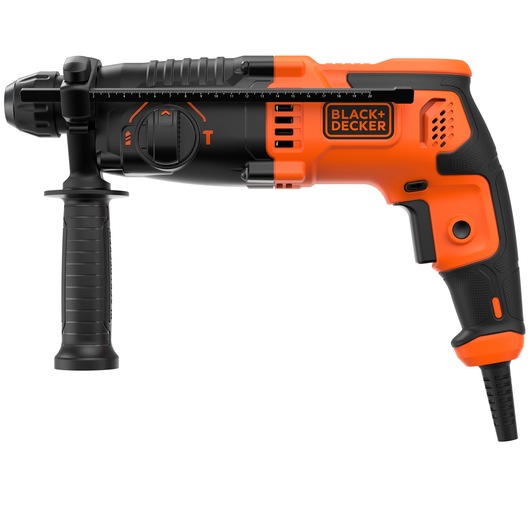 Een BLACK+DECKER elektrische hamerboormachine met een zijhandgreep en een oranje-zwarte behuizing met een zichtbaar merkembleem. Het gereedschap is van de zijkant te zien tegen een witte achtergrond.
