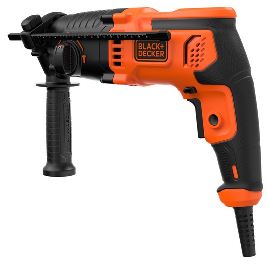 Een oranje en zwarte BLACK+DECKER elektrische klopboormachine met snoer, zijhandgreep en dieptemeter.