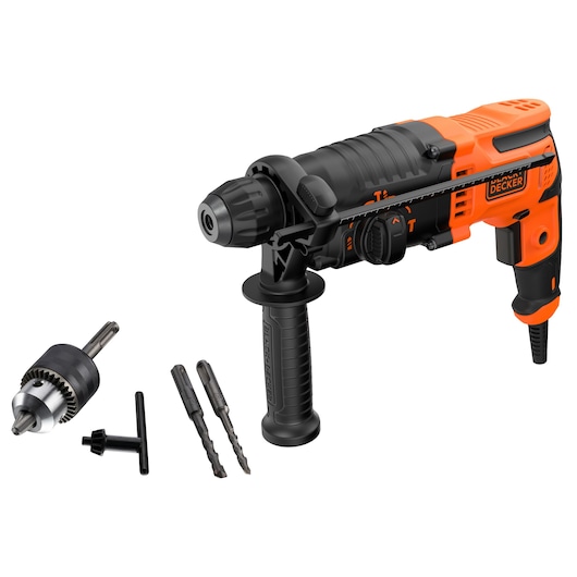 Een BLACK+DECKER elektrische boormachine met een ergonomische handgreep, getoond met twee boorbits, een boorkop en een boorkopsleutel. De boormachine is zwart en oranje en lijkt geschikt voor zwaar gebruik.