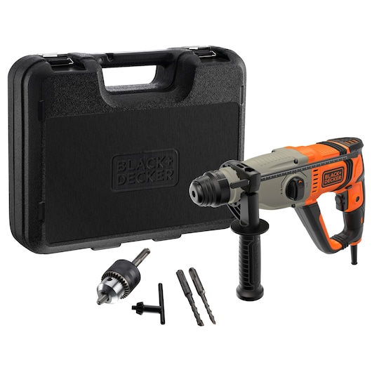 Een BLACK+DECKER boorhamerset met een oranje-zwarte boorhamer, een zwarte draagkoffer, een boorkop met sleutel en twee boorbits.