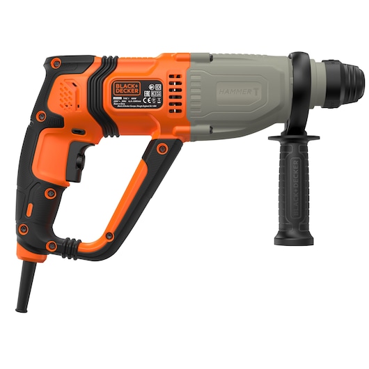 Een BLACK+DECKER elektrische boorhamer met een oranje en zwarte behuizing, een grijs voorstuk en een zijhandgreep voor extra controle.