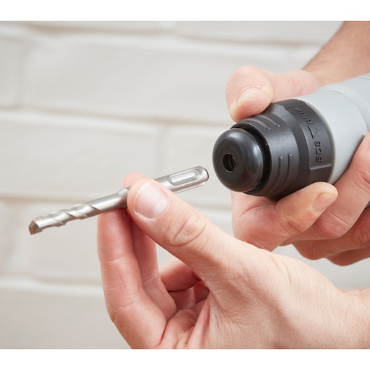 BLACKDECKER BEHS02K marteau perforateur en gros plan montrant le changement de foret SDS.