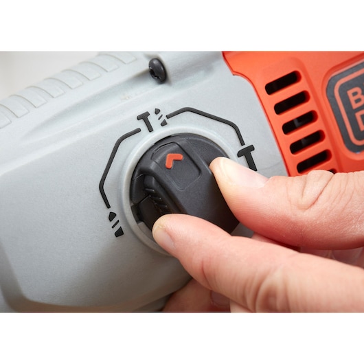 Photo en gros plan du sélecteur de mode de l'outil BLACKDECKER BEHS02K tourné à la main.