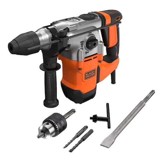 Een BLACK+DECKER boorhamer met accessoires, waaronder een spanmoer, twee boorbits, een beitelbit en een chuck sleutel, weergegeven op een witte achtergrond.
