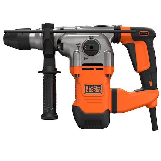 Een BLACK+DECKER elektrische boorhamer met een oranje en zwart lichaam, zijhandgreep en trekkergrip, ontworpen voor zwaar boor- en beitelwerk.