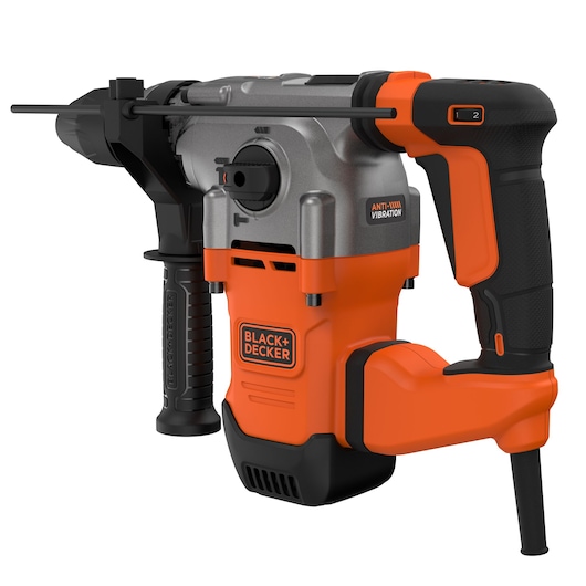 Een BLACK+DECKER elektrische roterende hamerboor, model BEHS03K, met een anti-vibratiesysteem, ergonomisch handvat en een oranje-zwarte vormgeving.