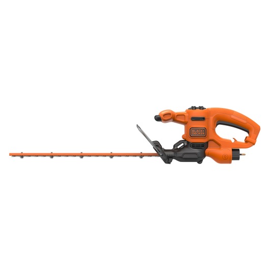 Vue latérale d'un taille-haies électrique orange et noir BLACK+DECKER avec une longue lame et une poignée ergonomique.
