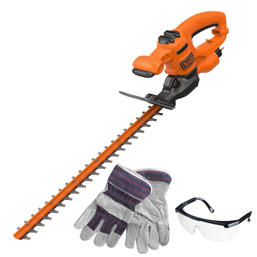 Oranje en zwarte BLACK+DECKER elektrische heggenschaar met een paar beschermende handschoenen en een transparante veiligheidsbril op een witte achtergrond.